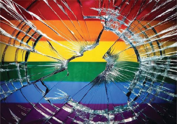 Hovedbilde Pride flagg med knust glass Musematte