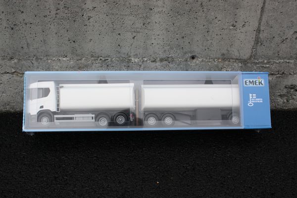 Hovedbilde EMEK SCANIA TANKBIL MED 4 AKSLET HENGER, HVIT  ...