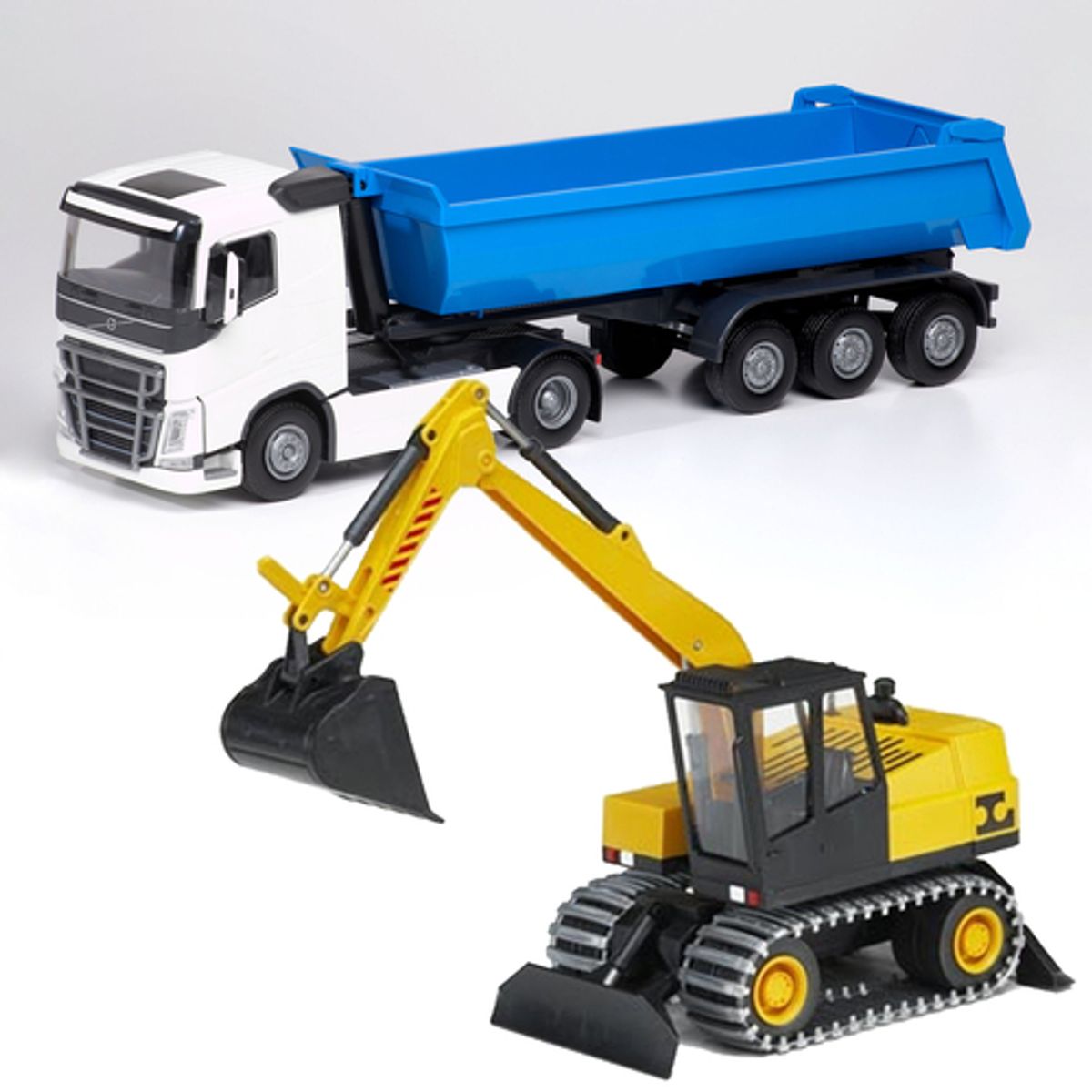 EMEK LASTEBIL VOLVO TIPPSEMI KVIT MED BLÅ HENGER OG GRAVEMASKIN 1:25